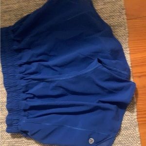 Size 4 2.5 royal blue lululemon hotty hots!! Super rare color!